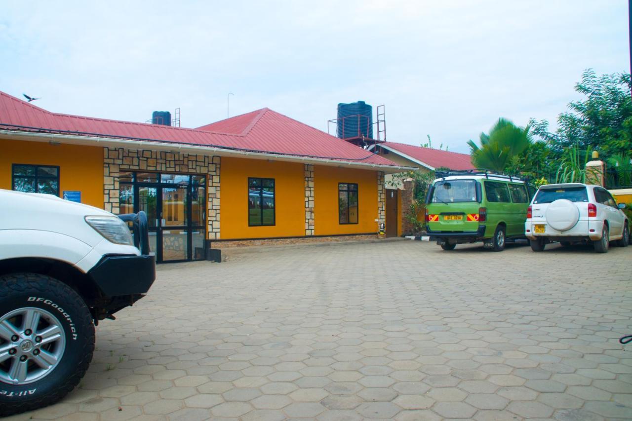 Sandton Hotel Kasese Extérieur photo